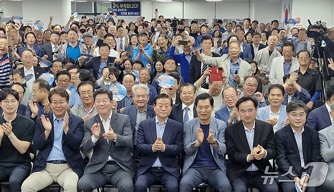 전재수 더불어민주당 후보가 방송 3사 공동 출구조사 결과 오차범위 내 우세한 것으로 나타나자 전 후보 선거캠프에서 환호와 박수가 터져 나오고 있다.2026.6.3 ⓒ 뉴스1 윤일지 기자 (공동취재)