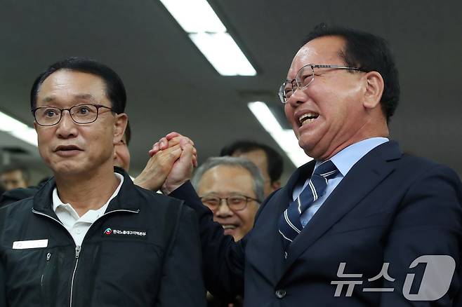 김부겸 더불어민주당 대구시장 후보가 3일 오후 대구 달서구 선거캠프에서 지지자들과 6·3 지방선거 출구조사 결과를 지켜보며 환호하고 있다. 2026.6.3 ⓒ 뉴스1 공정식 기자