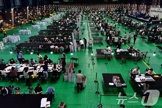 3일 오후 경북 포항시 남구 만인당에 마련된 제9회 전국동시지방선거 개표소에서 투표종사원들이 투표지를 분류하고 있다. 2026.6.3 ⓒ 뉴스1 최창호 기자