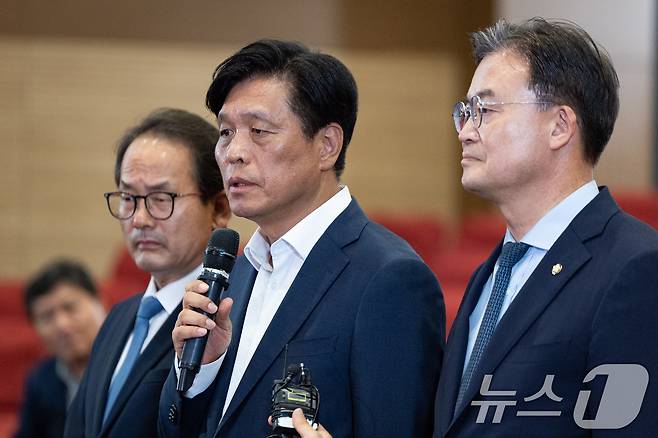 조승래 더불어민주당 총괄선대본부장(사무총장)이 3일 서울 여의도 국회 의원회관에 마련된 제9회 전국동시지방선거 및 국회의원 재보궐 선거 개표종합상황실에서 개표 상황 관련 당 입장을 브리핑하고 있다. 왼쪽부터 더불어민주당 강준현 수석대변인, 조 총괄선대본부장, 이연희 중앙선거대책위원회 전략본부장. 2026.6.3 ⓒ 뉴스1 유승관 기자