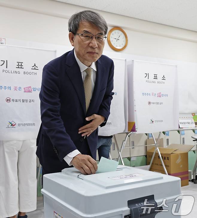 노태악 중앙선거관리위원장이 제9회 전국동시지방선거 및 국회의원 재·보궐 선거일인 3일 오전 서울 서초구 서래초등학교에 마련된 투표소에서 한 표를 행사하고 있다. 2026.6.3 ⓒ 뉴스1 오대일 기자