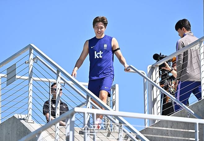 축구국가대표팀의 이강인이 3일(한국시간) 미국 유타주 헤리먼 자이언스 뱅크 트레이닝 센터에서 훈련을 하기 위해 그라운드로 입장하고 있다. 2026. 6. 3. 헤리먼(미 유타주) | 박진업 기자 upandup@sportsseoul.com