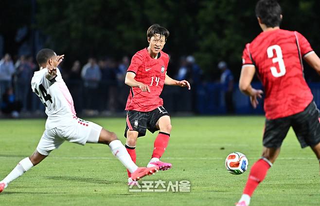 이재성(가운데)이 31일(한국시간) 미국 유타주 프로보 스미스 필드 하우스 사우스 필드에서 진행된 트리니다드토바고와의 평가전에서 조규성에게 패스를 하고 있다.