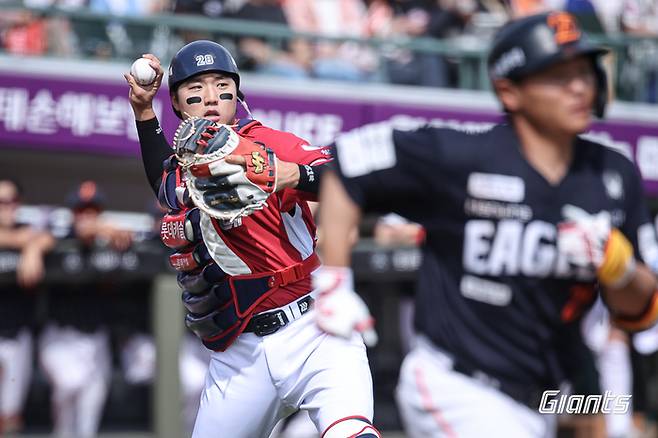롯데 손성빈이 19일 부산 사직구장에서 열린 2026 KBO리그 정규시즌 한화전에서 수비를 하고 있다. 사진 | 롯데 자이언츠
