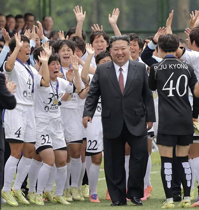 아시아 여자챔피언스리그에서 우승한 내고향 여자축구단이 김정은 국무위원장의 격려에 눈물을 흘리며 환호하고 있다. 조선중앙통신·연합뉴스
