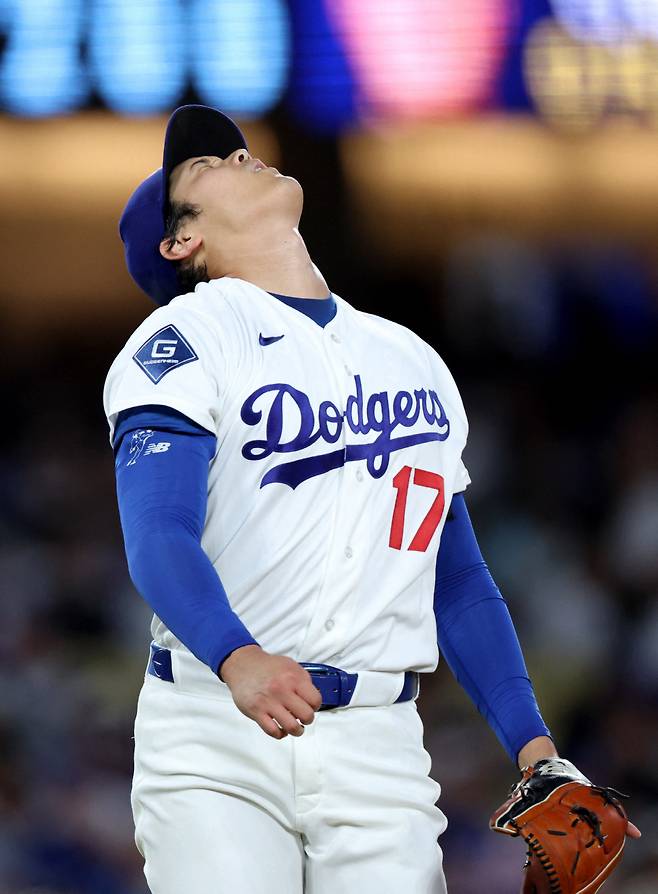 LOS ANGELES, CALIFORNIA - MAY 27: Shohei Ohtani #17 of the Los Angeles Dodgers reacts after hitting Hunter Goodman #15 of the Colorado Rockies with a pitch during the fourth inning at Dodger Stadium on May 27, 2026 in Los Angeles, California.   Harry How/Getty Images/AFP (Photo by Harry How / GETTY IMAGES NORTH AMERICA / Getty Images via AFP)







<저작권자(c) 연합뉴스, 무단 전재-재배포, AI 학습 및 활용 금지>