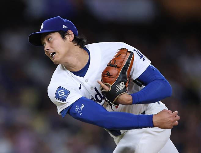 LOS ANGELES, CALIFORNIA - MAY 27: Shohei Ohtani #17 of the Los Angeles Dodgers pitches during the fourth inning against the Colorado Rockies at Dodger Stadium on May 27, 2026 in Los Angeles, California.   Harry How/Getty Images/AFP (Photo by Harry How / GETTY IMAGES NORTH AMERICA / Getty Images via AFP)







<저작권자(c) 연합뉴스, 무단 전재-재배포, AI 학습 및 활용 금지>