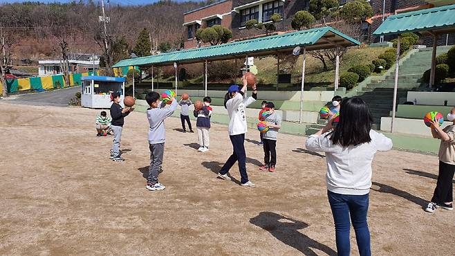 김민지 강사가 WKBL 학교스포츠활성화 사업 농구강사로 활동하는 모습. 사진제공=WKB