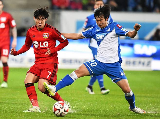 epa04532937 Hoffenheim's Jin-Su Kim (R) in action against Leverkusen's Heung-Min Son (L) during the German Bundesliga soccer match between TSG 1899 Hoffenheim and Bayer Leverkusen in Sinsheim, Germany, 17 December 2014.  EPA/UWE ANSPACH (ATTENTION: Due to the accreditation guidelines, the DFL only permits the publication and utilisation of up to 15 pictures per match on the internet and in online media during the match.)

<저작권자(c) 연합뉴스, 무단 전재-재배포 금지>