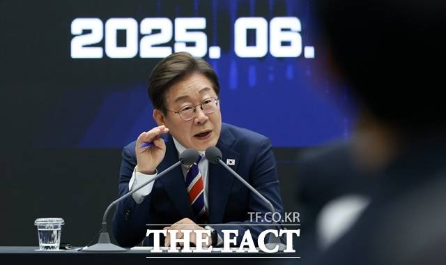 이재명 대통령이 지난해 6월 11일 서울 영등포구 한국거래소에서 열린 주식시장 불공정거래 근절을 위한 현장간담회에서 참석자 질문에 답하고 있다. /뉴시스