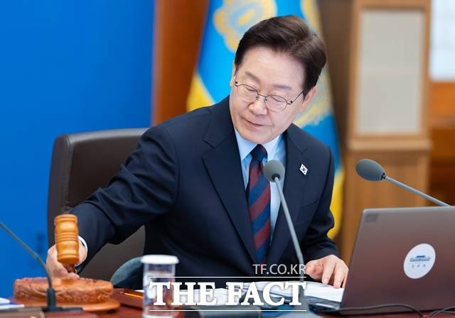 이재명 대통령이 5월 26일 청와대에서 주재한 제23회 국무회의 겸 제10차 비상경제점검회의에서 의사봉을 두드리고 있다. /청와대
