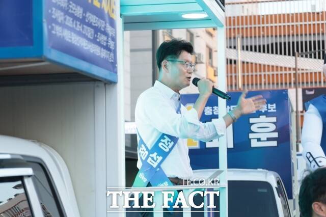 김정섭 공주시장 후보가 2일 마지막 유세를 통해 지지를 호소하고 있다. /김정섭 후보 캠프