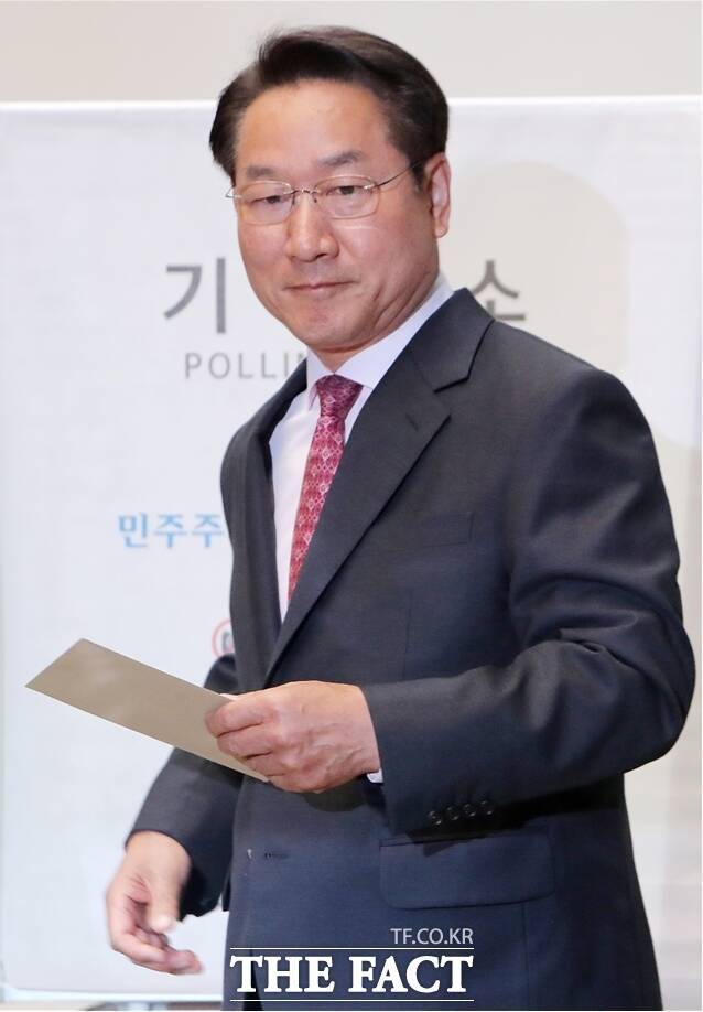 유정복 인천시장 후보가 5월 29일 미추홀구 '틈' 문화창작지대에 마련된 사전투표소에서 투표를 하고 있다. /정복캠프