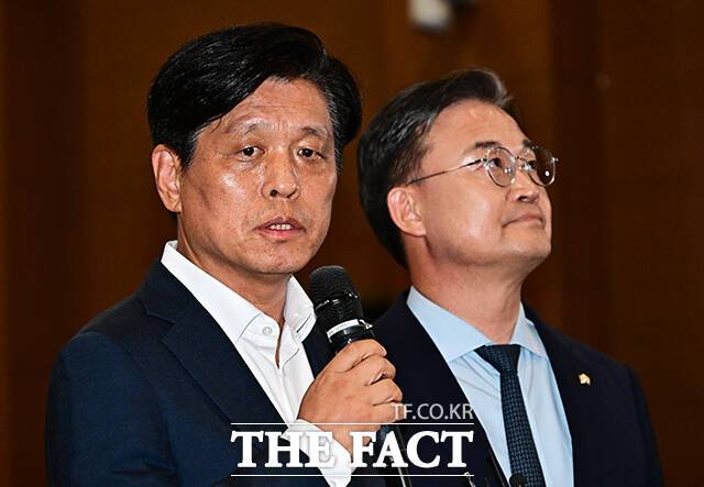 조승래 더불어민주당 중앙선대위 총괄선대본부장이 3일 오후 서울 여의도 국회 의원회관 대회의실에 마련된 제9회 전국동시지방선거 개표상황실에서 투표용지 부족 사태와 관련한 국민의힘의 개표 중단에 대한 입장을 밝히고 있다. /국회=배정한 기자