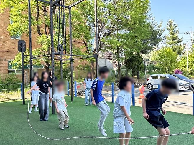 지난달 1일 충북 청주시의 한 체육관 앞마당에서 아이들이 줄넘기를 하고 있다. 근처 영어학원이 체육관을 빌려 운동회를 연 것이다. /독자 제공