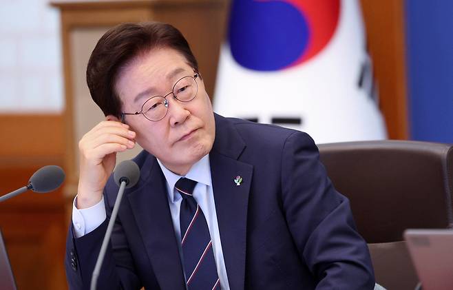 이재명 대통령이 2일 청와대에서 열린 국무회의 겸 비상경제점검회의에서 부처별 보고를 받고 있다./뉴스1