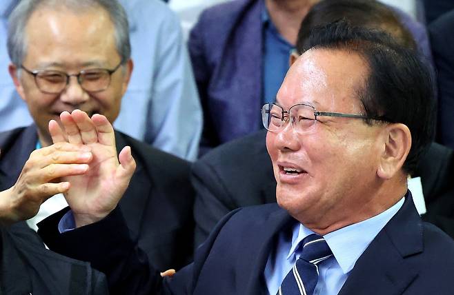 김부겸 더불어민주당 대구시장 후보가 3일 오후 대구 달서구 선거사무소에서 출구조사를 확인한 뒤 기뻐하고 있다. /뉴시스