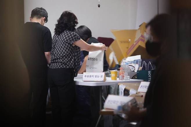 제9회 전국동시지방선거일인 3일 오후 투표용지 부족 사태로 투표 시간이 오후 10시까지 연장된 서울 송파구 잠실7동 제2투표소에서 관계자들이 투표용지를 정리하고 있다./뉴스1