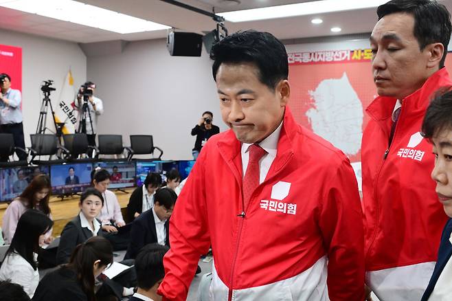 장동혁 국민의힘 상임선거대책위원장이 3일 서울 여의도 중앙당사 개표상황실에서 투표용지 부족 사태와 관련한 긴급 현안 브리핑을 마치고 자리를 이동하고 있다. /김지호 기자