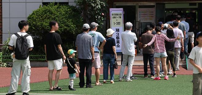 6.3지방선거 투표소가 설치된 서울 서초구 원명초등학교를 찾은 유권자들이 줄지어 투표 순서를 기다리고 있다.신원건 기자 laputa@donga.com