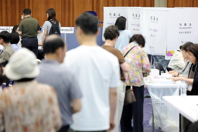 제9회 전국동시지방선거일인 3일 서울 송파구 잠전초등학교 체육관에 마련된 잠실본동 제4·5·6투표소에서 유권자들이 투표하고 있다. 뉴시스