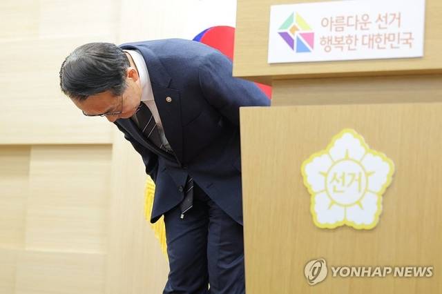 허철훈 중앙선거관리위원회 사무총장이 6·3 지방선거 본투표일인 3일 경기 과천 중앙선관위에서 투표용지 부족 사태 관련 대국민 사과를 하고 있다. 연합뉴스