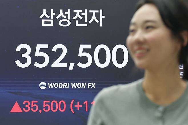 지난 1일 서울 중구 우리은행 본점 딜링룸에 삼성전자 주가가 표시돼 있다. 연합뉴스
