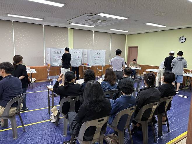 3일 오전 울산 남구 옥동 제6 투표소 모습. 주민들이 투표를 하고 있고 그 뒤쪽에는 참관인들이 투표 과정을 세심하게 살펴보고 있다. 이곳은 울산 남구갑 국회의원 보궐선거를 함께 실시하고 있다. 사진=최수상 기자