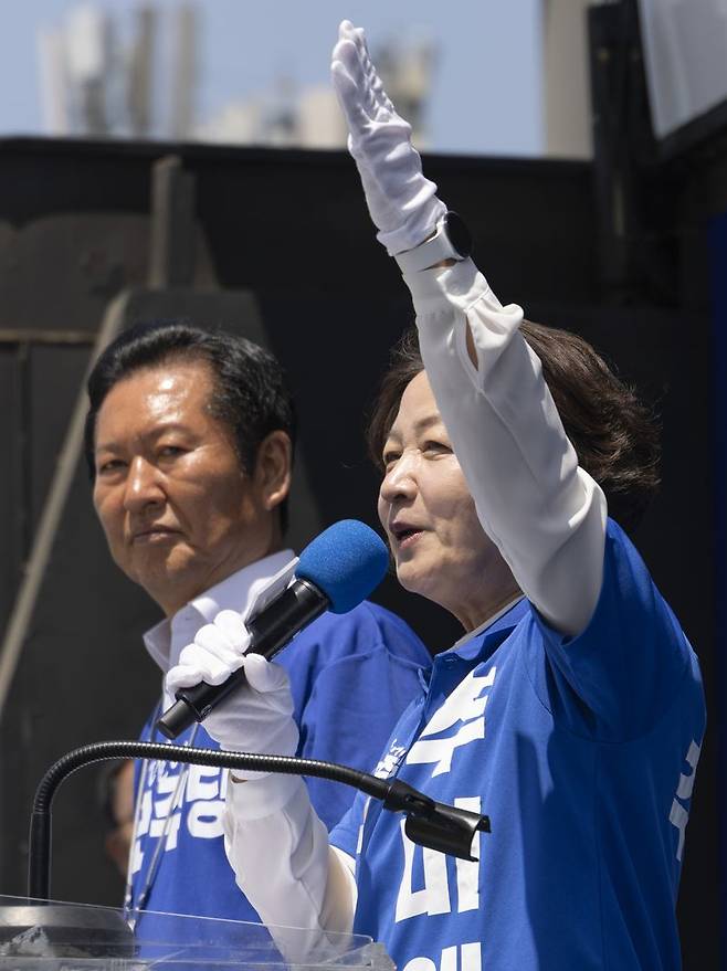 더불어민주당 추미애 경기지사 후보가 지난달 29일 경기 성남시 중원구 모란시장 앞에서 정청래 총괄상임선대위원장이 참석한 가운데 열린 유세에서 지지를 호소하는 연설을 하고 있다. 연합뉴스