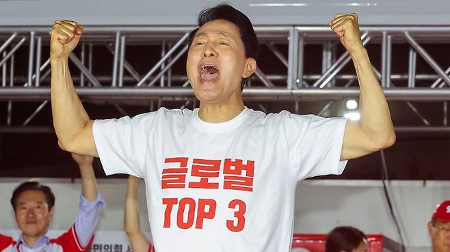 국민의힘 오세훈 서울시장 후보가 2일 서울 서대문구 신촌역 스타광장에서 열린 파이널 유세에서 지지를 호소하고 있다. 연합뉴스
