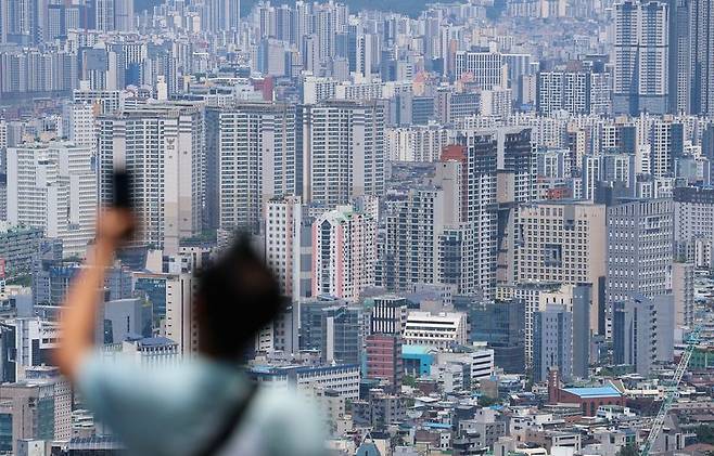 서울 남산에서 바라본 시내 아파트 단지 모습. 뉴스1