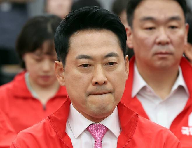 국민의힘 장동혁 상임선거대책위원장이 3일 서울 여의도 국민의힘 중앙당사에 마련된 국민의힘 개표상황실에서 제9회 전국동시지방선거 개표방송 출구조사 결과를 지켜보던 중 생각에 잠겨있다. 연합뉴스