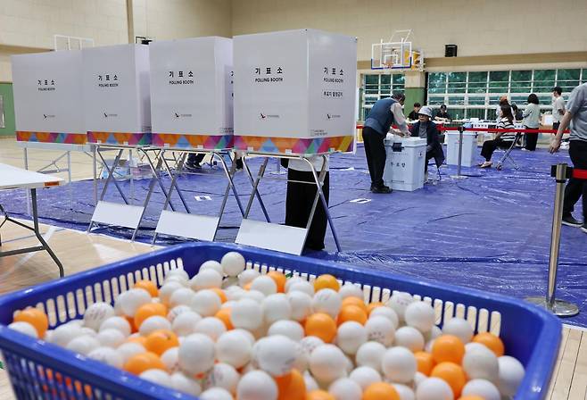 제9회 전국동시지방선거일인 3일 서울 도봉구의 한 실내스포츠센터에 마련된 투표소에서 유권자들이 투표하고 있다. 연합뉴스