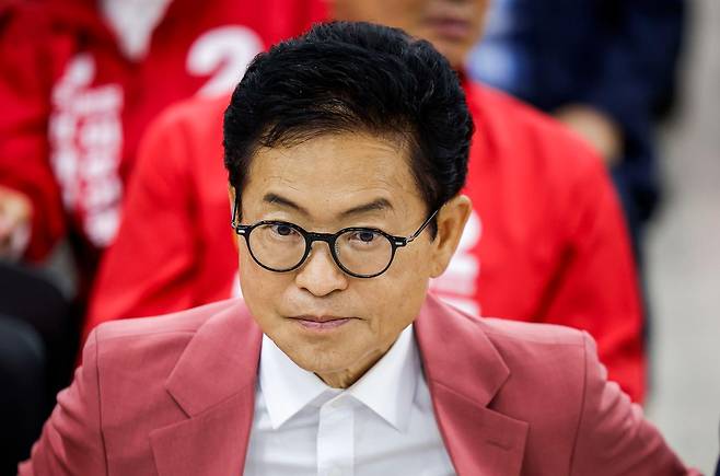 이철우 국민의힘 경북지사 후보가 3일 대구 수성구 국민의힘 대구시당에 마련된 개표상황실에서 출구조사를 확인하고 있다. 대구=뉴시스