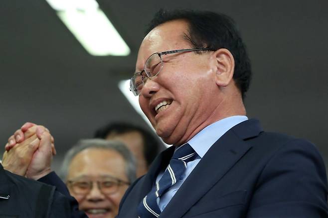 김부겸 더불어민주당 대구시장 후보가 3일 대구 달서구 선거캠프에서 지지자들과 6·3 지방선거 출구조사 결과를 지켜보며 환호하고 있다. 대구=뉴스1