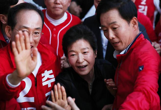추경호 국민의힘 대구시장 후보의 유세를 지원하고자 지난달 31일 대구 수성못을 찾은 박근혜 전 대통령이 시민들과 인사를 하고 있다. 대구=연합뉴스