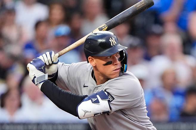 <yonhap photo-2386=""> New York Yankees' Aaron Judge watches for the pitch before hitting an RBI double during the fifth inning of baseball game against the Kansas City Royals, Tuesday, May 26, 2026, in Kansas City, Mo. (AP Photo/Charlie Riedel)/2026-05-27 10:38:07/ <저작권자 ⓒ 1980~2026 ㈜연합뉴스. 무단 전재 재배포 금지, AI 학습 및 활용 금지></yonhap>