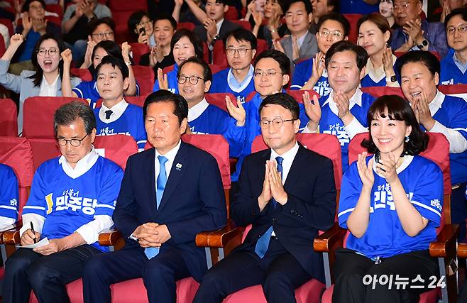 제9회 전국동시지방선거일인 3일 오후 서울 여의도 국회 의원회관에 마련된 더불어민주당 개표상황실에서 정청래 당 대표와 한병도 원내대표 등 지도부들이 지상파 방송3사 출구조사를 지켜보며 환호하고 있다. [사진=정소희 기자]