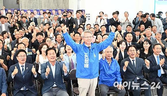 민형배 더불어민주당 후보가 3일 치러진 전국동시지방선거에서 초대 전남광주통합특별시장에 당선후  지지자들과 환호 하고 있다. [사진=한봉수 기자]