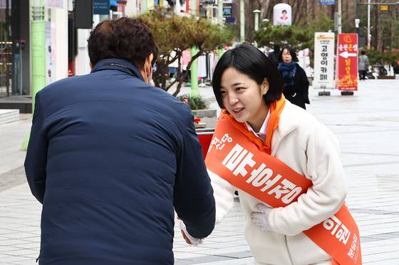 22대 총선을 앞둔 2024년 류호정 의원은 정의당을 탈당해 개혁신당 성남 분당갑 후보로 공천받았으나 돈이 없어 출마를 포기했다. 포기 직전인 3월 서현역에서 시민들에게 인사하는 모습. 김종호 기자