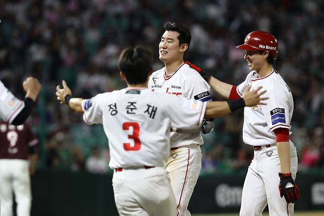 3일 인천 키움전 끝내기 승리로 13연패 늪에서 탈출한 SSG. 사진 SSG 랜더스