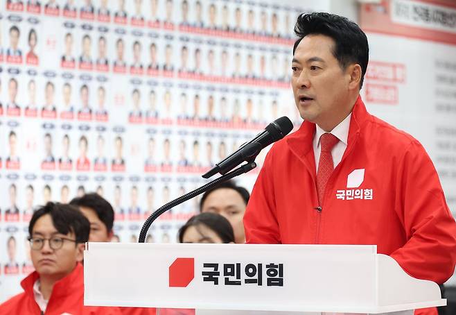 장동혁 국민의힘 대표가 3일 오후 서울 여의도 중앙당사에서 투표용지 부족 관련 긴급 현안 브리핑을 하고 있다. 장 대표는 '선거 개표 즉각 중단'을 촉구했다. 임현동 기자