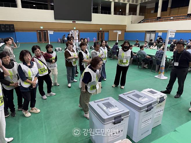 ▲ 제9회 전국동시지방선거 개표가 3일 양구군문화체육회관에 마련된 개표소에서 진행된 가운데 개표참관인둘이 투표함 상태를 확인하고 있다. 박재혁 기자