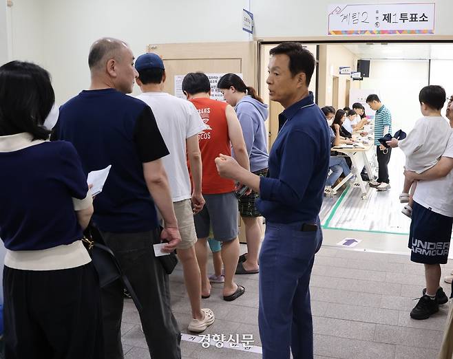 3일 오전 광주 동구 계림2동 제1투표소가 마련된 계림2동 행정복합센터 3층 다목적실 앞에서 유권자들이 투표 순서를 기다리고 있다. 고귀한 기자