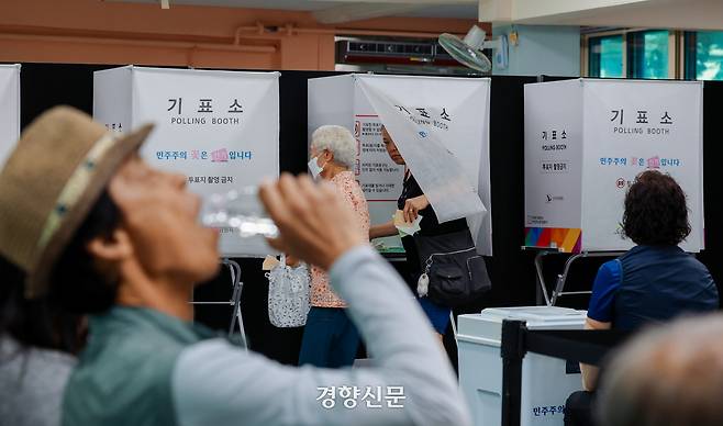 제9회 전국동시지방선거 및 국회의원 재보궐선거일인 3일 서울 용산구 삼광초등학교에 마련된 후암동제3투표소에서 시민들이 투표하고 있다. 이준헌 기자