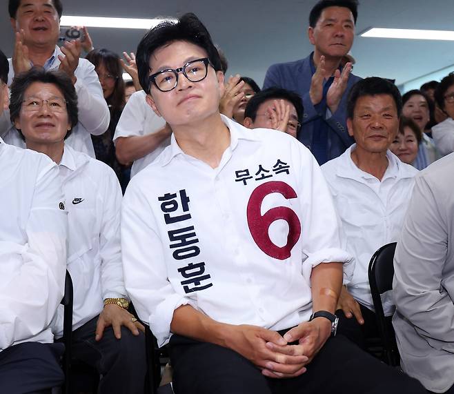 부산 북갑 국회의원 보궐선거에 나선 한동훈 무소속 후보가 3일 부산 북구 선거사무소에서 출구조사 결과를 확인하고 있다. 연합뉴스