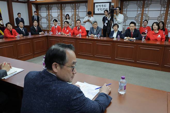 장동혁 국민의힘 대표가 6·3 지방선거 본 투표일인 3일 투표용지 부족 사태와 관련해 경기 과천 중앙선관위를 항의 방문하고 있다. 연합뉴스