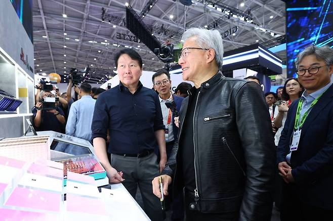 SK Group Chairman Chey Tae-won, left, and Nvidia CEO Jensen Huang, right, tour the SK hynix booth at Computex 2026 in Taipei, Taiwan, on June 2. [SK HYNIX]