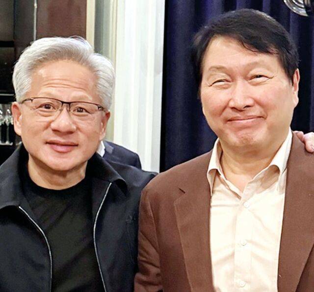 황 CEO와 최태원 SK그룹 회장이 전날 열린 '코리아 파트너 나이트' 행사에서 어깨동무를 하며 기념촬영하는 모습. SK하이닉스 제공
