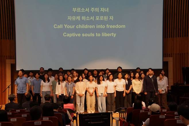 2일 부산외국어대학교 채플시간에 하버드, MIT, 웰슬리, 보스턴칼리지, 유펜, 조지타운, 터프츠 등 미국 명문 대학에서 모인 ABSK 동아리 소속 대학생들이 ‘Awaken Us Today(깨워주소서)’를 합창하고 있다.